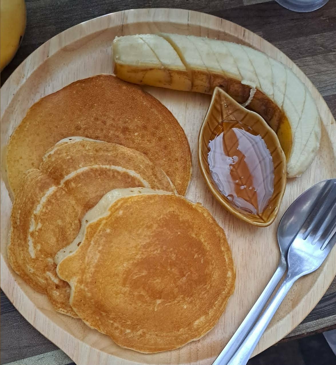 Pancakes with banana and honey