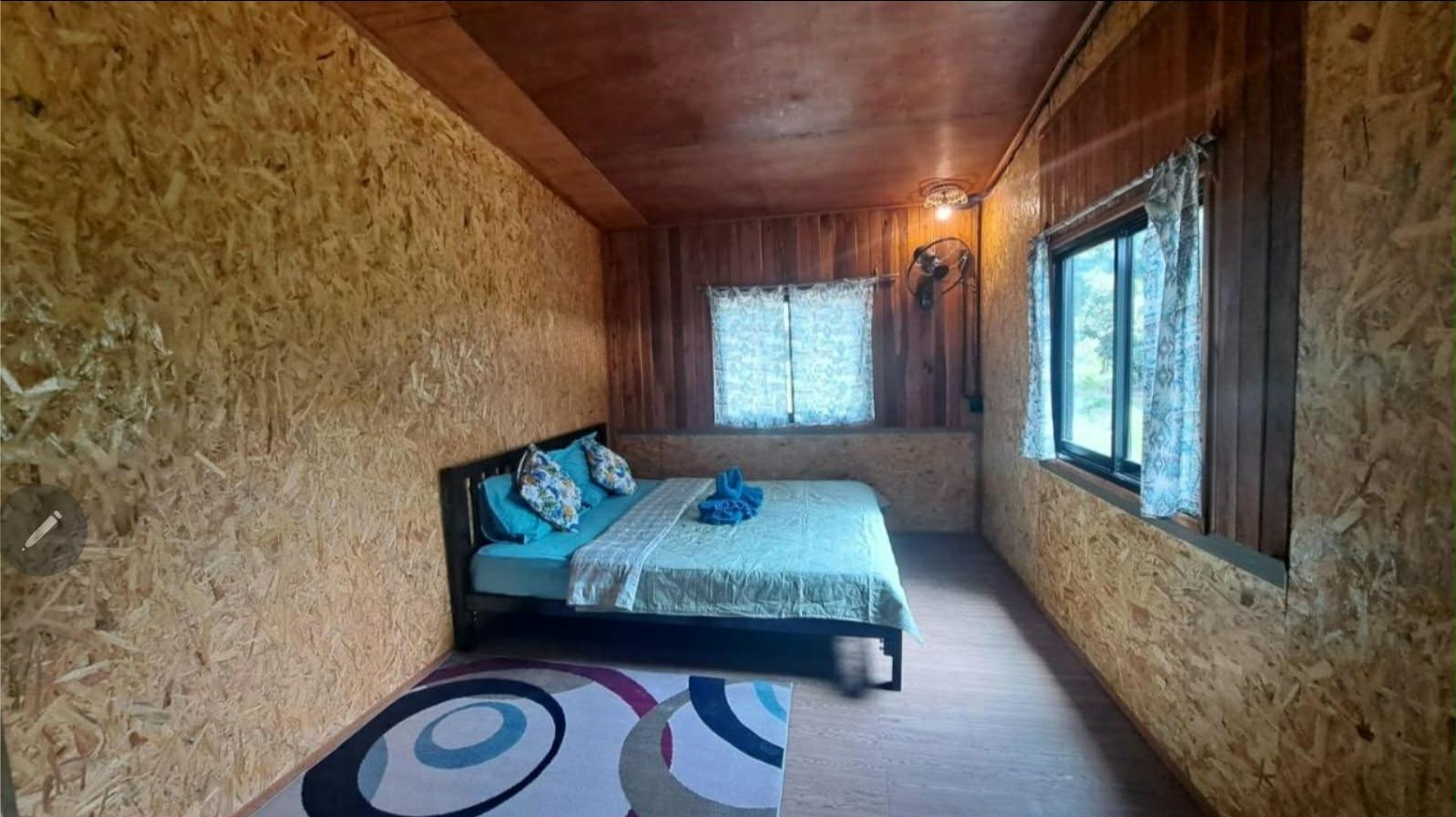 OSB room with double bed and garden view